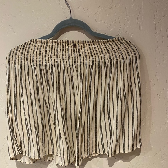 Off the shoulder Billabong shirt 😍 - Picture 9 of 10